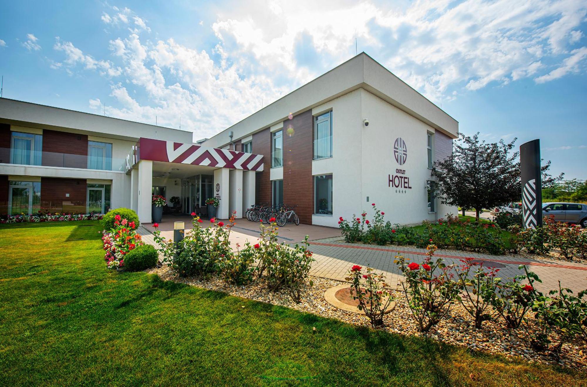 Outlet Hotel Polgár Exterior foto